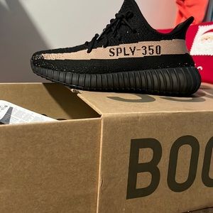 I’m selling these adidas Yeezys on a size 7 they fit me lose